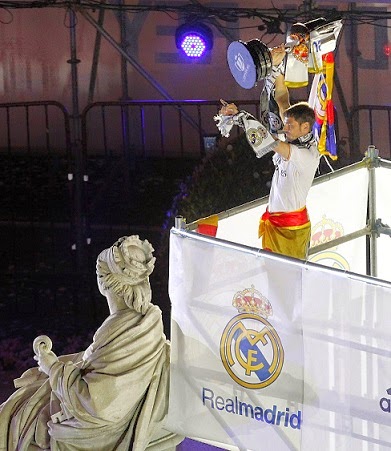 Iker Casillas enseña la Copa a la afición madidista El Real Madid festeja en Cibeles la conquista de la Copa del Rey