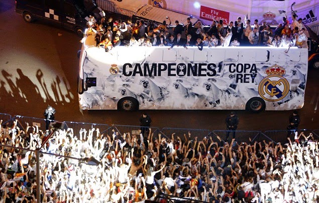 El Autobus del Real Madrid en Cibeles El Real Madid festeja en Cibeles la conquista de la Copa del Rey