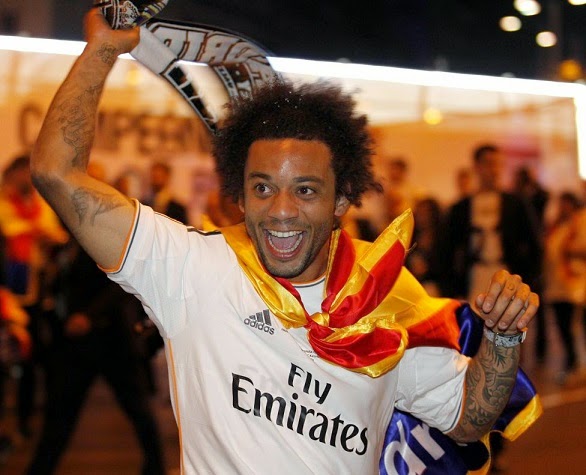 Marcelo festeja la conquista de la copa con la afición El Real Madid festeja en Cibeles la conquista de la Copa del Rey