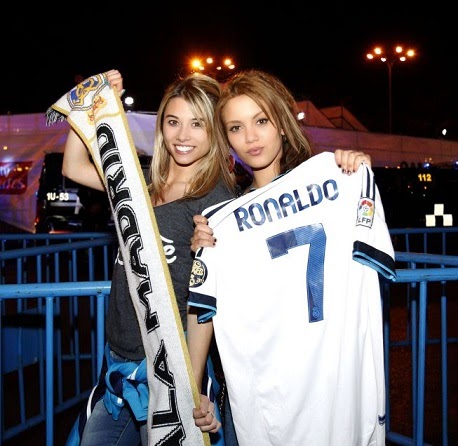 Dos aficionadas esperan la llegada del Madrid El Real Madid festeja en Cibeles la conquista de la Copa del Rey