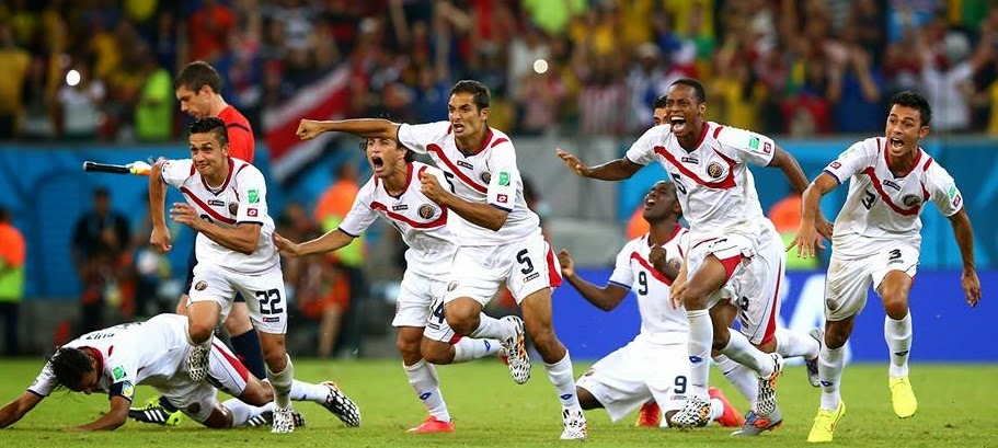 El equipo de Costa Rica festeja su pase a cuartos Costa Rica en cuartos tras vencer a Grecia en los penales