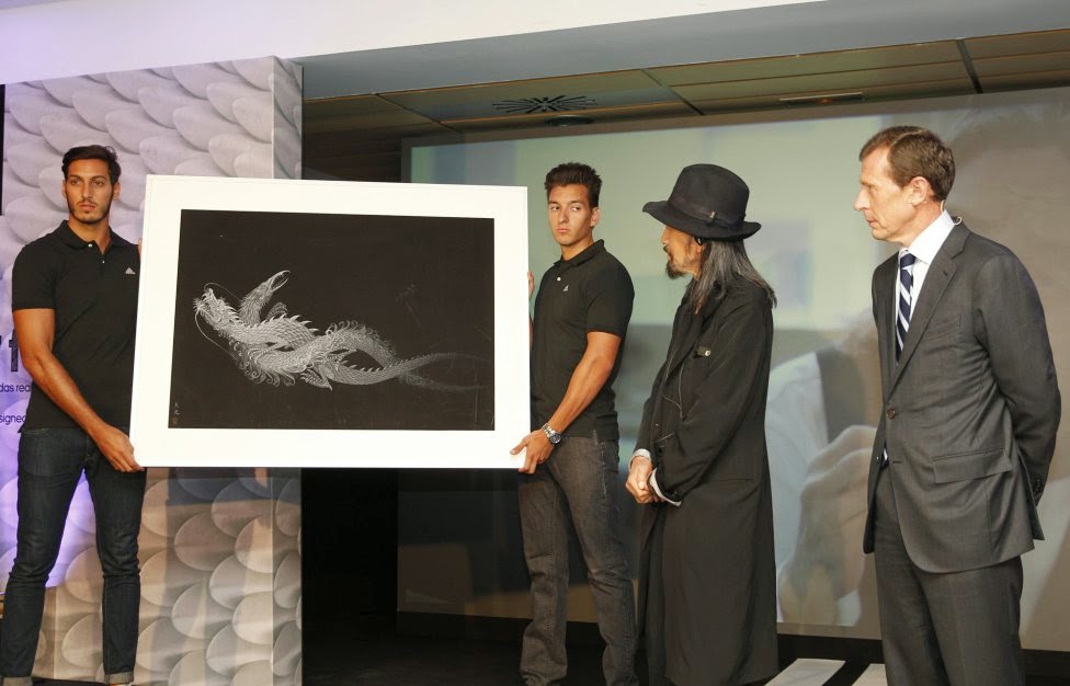 diseñador japonés Yohji Yamamoto Nueva camiseta negra del Real Madrid para la Champions League
