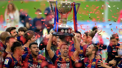 Xavi con la Copa del Campeón de Liga Las imágenes del adiós de Xavi Hernández en el Camp Nou