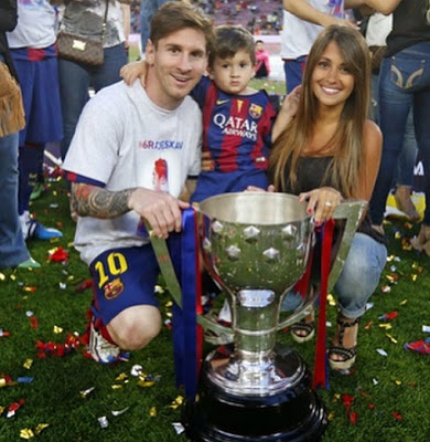 Messi, Thiago y Antonella con la Copa de Liga messi, thiago antonella copa liga 2015 instagram