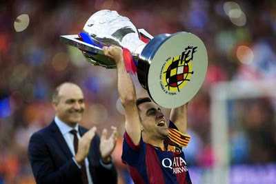 Las imágenes del adiós de Xavi Hernández en el Camp Nou levanta copa liga española