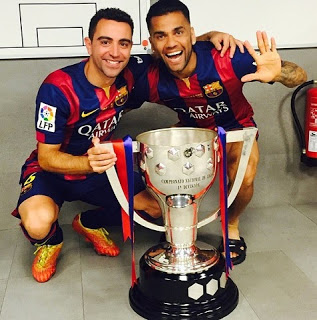 Xavi y Dani Alves con la copa de la Liga Española 2015 copa liga 2015 instagram xavi y Dani Alves