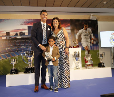 Homenajea a Cristiano Ronaldo por el récord de 324 goles madre hijo