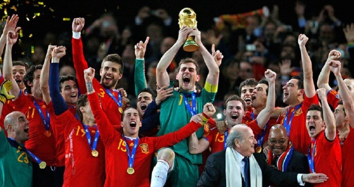 Iker Casillas con la Copa del Mundo 2010 Iker Casillas con la Copa del Mundo 2010