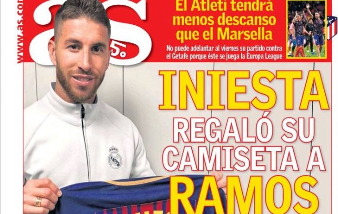 Iniesta regaló su camiseta a Ramos Iniesta regaló su camiseta a Ramos