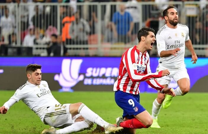 Valverde derriba a Morata en la final de la Supercopa
