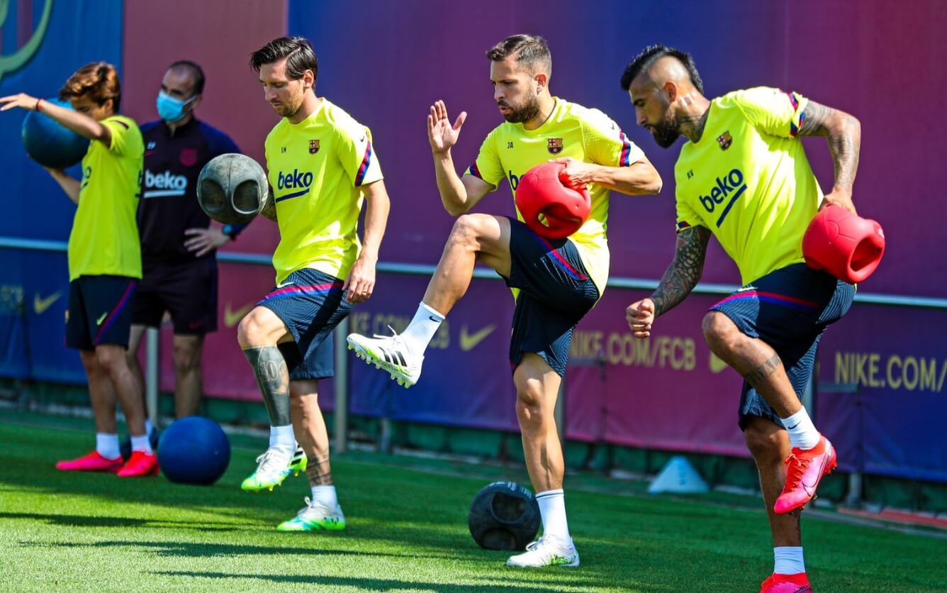 messi entrenando con balones con jordi alba y arturo vidal