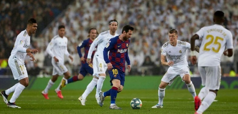 messi roedado de jugadores del madrid