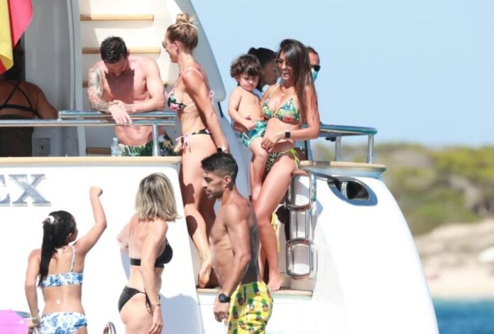 Messi y Suárez descansan en Ibiza junto a sus familias Messi y Suárez descansan en Ibiza junto a sus familias