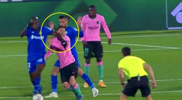 Terrible codazo de Nyom contra Leo Messi Terrible codazo de Nyom contra Leo Messi