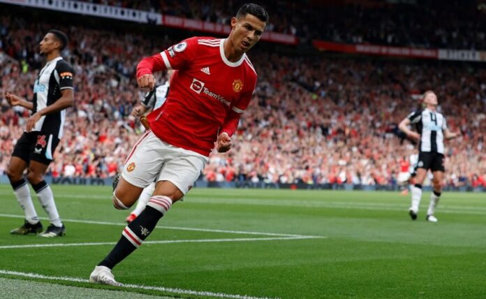 Doblete de Cristiano Ronaldo en su debut en el United Doblete de Cristiano Ronaldo en su debut en el United